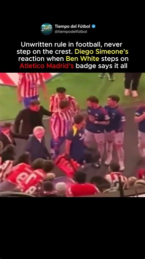 Simeone’s Reaction To Ben White Stepping On The Crest! 🚫⚽️