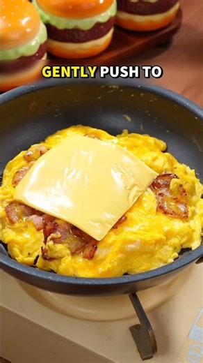 Try this Bacon Egg Chapata! It has meat, eggs, vegetables, and a staple food—easy to make in minutes
