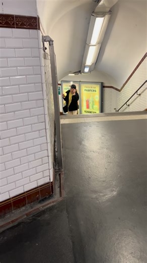 LAURA on Instagram: "Métro Ⓜ️ . . Aujourd’hui, je vous présente le haut ( ref : 190951404 https://shein.top/nvhnyzl ) que j’ai reçu de chez @sheinfrance_ @sheinofficial dans le cadre d’une collaboration commerciale non rémunérée. ´ Il s’agit d’une chemise jaune citron de la boutique MUSERA. Elle est surdimensionnée, a des manches longues, des rayures et des boutons sur le devant. C’est un tee-shirt avec un style décontracté, tout à fait adapté a la saison. Il convient pour un port quotidien, pou