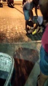 1.7M views · 4K reactions | A polícia intervém em briga de homens na noite de quarta-feira (23), na Praça Félix Gaspar, conhecida Praça do Rango, em Santo Antônio de Jesus. Um vídeo que circula nas redes sociais mostra dois homens brigando com murros e pontapés no meio da rua. Um deles é mudo. Algumas pessoas filmam e incentivam a briga que é interrompida com a chegada dos policiais. Não há informações do motivo da briga | Blog do Valente | Facebook