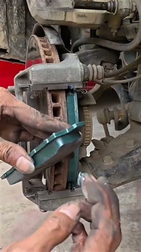 Quick Steps to Replace Front Disc Brake Pads on the Mitsubishi 4D56 Diesel#DIY#automotive