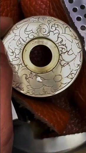 Using a pneumatic engraving machine to carve simple rolling grass patterns
