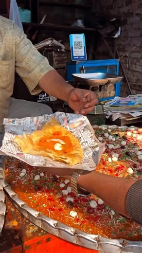 Satyamfoodi on Instagram: "Famous halwa pratha street food 🤯😱"