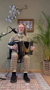 21K views · 593 reactions | Hei vaan! Antin hanurikoulu jatkuu   Osa 3. Nappulat ja Paranoid Multa on kysytty että mitä nappulaa pitää painaa ja mitä on työntö ja veto, ja voinko soittaa Paranoidin? No johan ny toki! Mitä haluaisitte tietää tietää seuraavaksi? Kommentoi alle #hanurikoulu #parisanaa #hanurista #paranoid | Antti Paalanen - Breathbox | Facebook