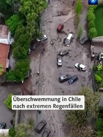 Heftige Regenfälle haben Chiles Hauptstadt Santiago und die umliegende Region in einen Ausnahmezustand versetzt. Häuser wurden überflutet. Es gab Erdrutsche, die Autos durch die Straßen rissen. Nach Behördenangaben wurden mindestens sechs Menschen verletzt. #Nachrichten #news #tagesschau #Chile