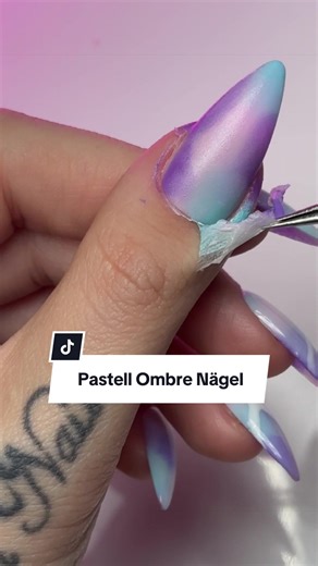 Ich hatte mal wieder richtig Lust auf einen soften Pastell-Look. 💅✨ Für den Farbverlauf habe ich die neuen Jolifin Ombre Gele verwendet – die lassen sich super weich ausblenden und machen einfach schöne Übergänge. Welche Pastellfarbe würdet ihr für eure Nägel wählen? 🌸 Products: Jolifin Skin Cover - Nagelhautschutz 9ml ArtikelNr.: 22977 Jolifin Mousse Ombre-Gel - mint 5ml ArtikelNr.: 34267T Jolifin Mousse Ombre-Gel - pastell-pink 5ml ArtikelNr.: 34270T Jolifin Mousse Ombre-Gel - purple 5ml Art