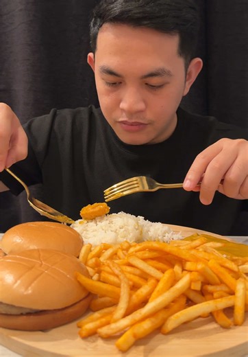 McDo mukbang! Chicken Curry   shaker fries   black pepper burger. Kain tayo!