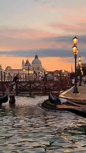 🌅 Quando il sole si inchina a Venezia… Da Riva degli Schiavoni, ogni tramonto è uno spettacolo che lascia senza fiato. Le luci dorate accarezzano la laguna, le gondole ondeggiano leggere, e il cielo si tinge di magia. 📍Qui, tra storia e poesia, Venezia ti ricorda che la bellezza non ha bisogno di filtri. ✨ Fermati, respira, e lasciati incantare. 📸 Grazie a @annaterzi.photo per il magnifico contributo. #LoVenezia #TramontoVeneziano #RivaDegliSchiavoni #VeneziaInnamora #SunsetLovers #LagunaMagi
