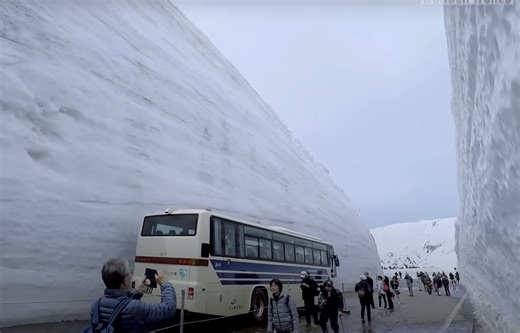 This Road In Japan Can Have Snow Walls Up To 65 Feet High