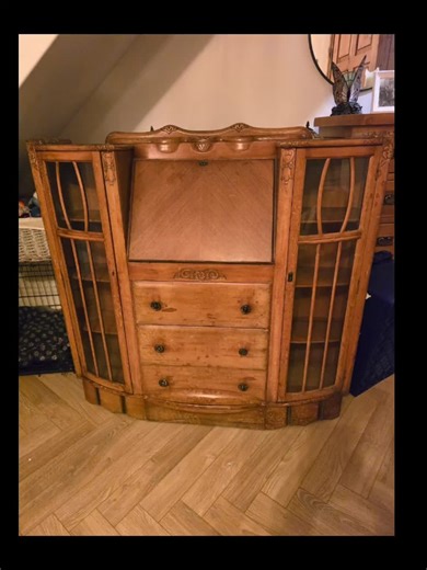 Project incoming 😍 Can't wait to make this over! Looking for lots of ideas while still keeping the original style... that's why I'm choosing an #artdeco style! The piece is a complete unit but definitely think she needs some feet/stilettos 🖤 A lot larger than what I imagined from marketplace! I already have my Great Grandfather's writing bureau... I purchased this thinking of a classic drinks cabinet & to store my old / new to me babycham glasses that my Mum got me for Christmas & my Granda's 