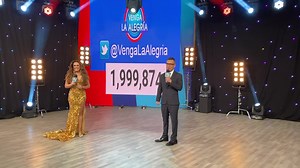 Azteca UNO EN VIVO http://bit.ly/VivoVLA ¡Así celebramos nuestros primeros 2,000,000 de seguidores en Twitter! 🙌🏻🎉🕺🏻💃🏻🎊 ¡Muchas gracias por ser parte de la familia de #VLA! 📲📺 | Venga La Alegría