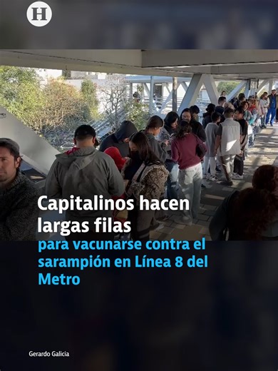 Decenas de capitalinos hacen fila para vacunarse contra el sarampión en la estación Constitución de 1917 de la Línea 8 del #Metro 💉🚇 Desde las 7 de la mañana, vecinos procedentes de distintas colonias en la alcaldía #Iztapalapa comenzaron a formarse en la entrada principal del Metro para esperar la instalación del módulo de vacunación programado para comenzar a operar de 9 de la mañana hasta las 2 de la tarde. 🔴 #HeraldoDigital