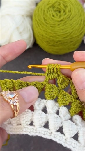 Super easy crochet triangle pattern #keşfet #knitting #pattern #blanket #crochetbag #tutorial #howto