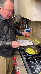 525K views · 32K reactions | Les comparto esta receta maravillosa de nopalitos con camarón seco. Un abrazo. Ingredientes: - 125 gr de nopalitos - 30 gr de camarón seco - 12 gr de chile ancho cocido con cebolla y ajo - 4 huevos #recetas #mauriciofdzgza #foodporn #sanpedrogarzagarcia #spgg | Mauricio Fernández Garza | Facebook