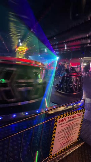 A waltzer to watch out for at Hull Fair... This is Robinson's Funfairs and they claim to take over.... Well Scott Horner does anyway 🎤 #waltzer #hullfair #hull #fair #funfair #fairground #carnival #kirmes #kermis #show #nightlife #disco #mc #mic #fblifestyle | PT Vlogs UK