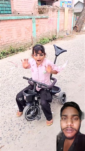atika cycle Chala rahi hai 🤣#shorts#tiktokvideo#ytshaorts#funnyshorts#youtubeshorts🤣🤣🌺🌺