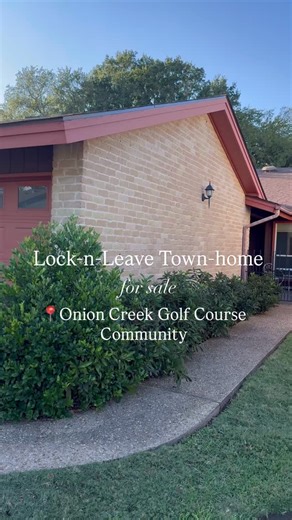 NEW LISTING: Austin Golf Course Townhome! ⛳️ Single-story, 2 bed/2 bath lock-n-leave. Features: Granite, stainless steel, whole home sound, vaulted ceilings, and a private courtyard. Oversized Primary Suite. Low-maintenance living near I-35 and shopping. DM for a private tour! #theottgroup #theottgroupsells #theottgroupatx #atxliving #austinhomemarket #austinhomebuying #onioncreekclub #onioncreekhome #onioncreektownhome #austinhomesforsale | The Ott Group at Keller Williams Realty