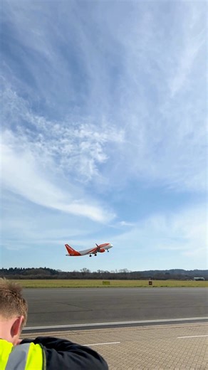 Where's this easyJet flight jetting off to? 🛫 Whether it's a beach break or a city break you're dreaming of, it's not too late to book a summer getaway! Fly with easyJet from SOU to any of the destinations below: ✈️ Alicante ✈️ Amsterdam ✈️ Faro ✈️ Majorca ✈️ Paris ✈️ Belfast ✈️ Glasgow | Southampton Airport