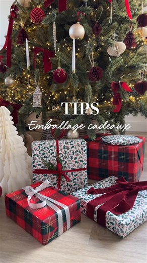 Krysten on Instagram: "TIPS Emballage cadeaux 🎁 Aujourd’hui je te partage une astuce toute simple pour sublimer tes paquets cadeaux ! Tout ce dont tu auras besoin , c’est d’un joli ruban 🎀 Tu en es où dans tes cadeaux de Noël ?🎄 Team organisée ou Team dernière minute ? ✅Enregistres la video pour reproduire le tips et faire de jolis emballage cadeaux pour Noël #paquetcadeau #emballage #cadeaudenoël #papiercadeau #ruban #wrappinghacks #christmastips #astuces #trucsetastuces #nöel #noeldecoratio