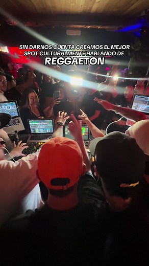 Fiesta de Reggaetón: La Mejor Noche en la Discoteca