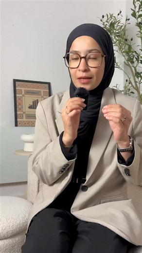 Wahiba Bahhou | Psychologue •fitrah nafs qalb ruh aql• on Instagram‎: "🫀Sayyiduna Muhammad ﷺ ne criait pas. Il ne brusquait pas. Il descendait à hauteur d’enfant. Il accueillait, il rassurait, il comprenait ‎ﷺ Même lorsqu’un enfant se moqua de l’adhan, il ﷺ choisit la douceur plutôt que la colère et ce même enfant deviendra plus tard le mu’adhin de Masjid al-Haram. La douceur éduque et nous transforme 🥹 ✨ Commente EMOTION pour recevoir les infos de la conférence : “L’intelligence émotionnelle