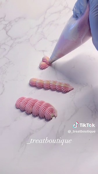 So many fun ways to pipe using a 4B piping tip😍 This is by far one of my favourite piping tips to use! You’ll often see me using it on my cupcakes and to pipe borders my vintage cakes 🩷🤍✨ . . . #buttercream #buttercreamtutorial #buttercreampiping #howto #buttercreamfrosting #baking #pipingskills #cakedecorating #fyp #foryou #fypシ゚viral #cupcakedecorating #trending #bakinglove #cakeinspiration #cuocakeinspo #cupcakegrid #tutorials #americanbuttercream #baker #googong #canberra