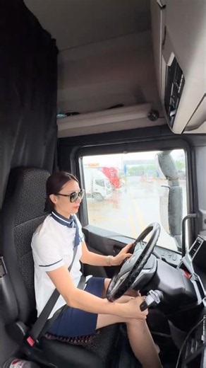 Cô tài xế nhỏ lái đầu kéo siêu dài #viral #automobile #driverlife #trucklife #girldriver