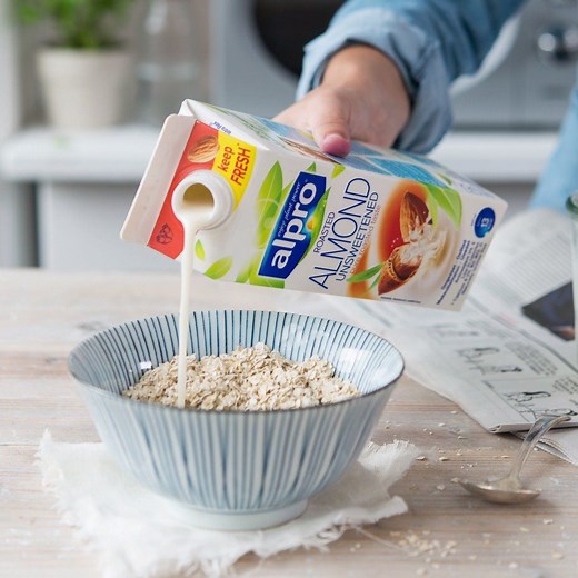 Fancy whipping up a brekkie that's totally Insta-worthy and delicious? Use Alpro Almond Unsweetened drink in your oats. With a delicate roasted taste and subtle nuttiness, low in saturated fat AND no sugars and no sweeteners at all, it really is a no-brainer 🤷 #plantpower | Alpro