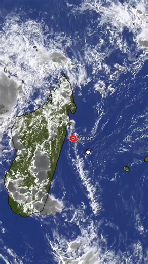 Two very different tropical stories unfolding over the Indian Ocean 🌊🌪️ Severe Tropical Cyclone Jenna has intensified to Category 3 south of the Cocos (Keeling) Islands, with very rough seas near its core. The system is now turning southwest over open waters and is expected to gradually weaken in the coming days. Meanwhile, the remnants of Cyclone Grant are approaching eastern Madagascar, where they may bring heavy showers and thunderstorms as the system moves inland midweek. 📍 Stay weather-a