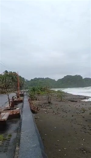 Hinambalos ng malalaking alon ang dalampasigan sa Llorente, Eastern Samar kung saan naranasan ang malakas na hangin at pag-ulang dala ng bagyong #BasyangPH. (🎥: Cyrel Antolin Campay) | via Ranulfo Docdocan | ABS-CBN News