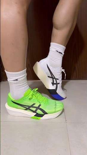 Trying On the latest ASICS Metaspeed Sky and Metaspeed Edge 👟 Left and Right!