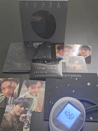 Unboxing the EXO REVERXE Ex-Vision version. This concept is on another level! 🪐✨ What’s inside: The iconic Mini Digital Photo Keychain 📸 Ex-Vision Storybook Stickers 📖 QR Code for the app (essential for translating that lore!) 📱 Set of 6 member photocards! ❤️‍🔥 #EXO #REVERXE #ExVision #EXOL #KpopUnboxing
