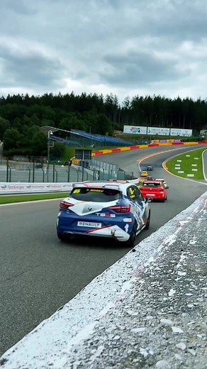 In doubt … flat out !Le raidillon emprunté par la Clio Cup Europe 😍 #raidillon #spa #clio #cliocup #renaultclio #renaultsport #flatout
