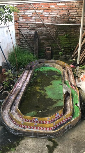 Wahyu Adhi Suprobo on Instagram: "gaskan wkwkwk tamiya mini 4wd. tamiya pelan di trek yang tidak rata udah kayak tambalan aspal di jalan raya."