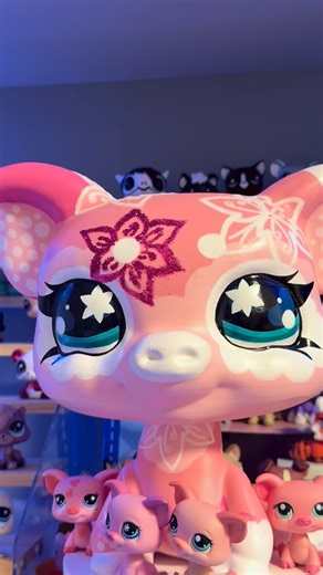 akashi.lps on Instagram: "Jumbo glitter pig 🐽💗 #lps #littlestpetshop #fyp #lpscustom #customlps Pink jumbo pig custom made with acrylic paint markers and nail art glitter."