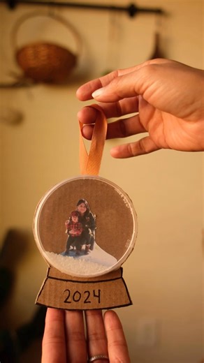 DIY snow globe ornament #lowwasteliving #DIYHolidayDecor #holidaycrafts #simplecrafts | Sibster