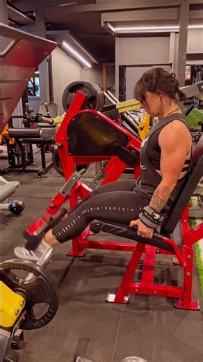 Leg extension #legextention #strongerbody #legday #femalebodybilder #gymgirl #guideexercise