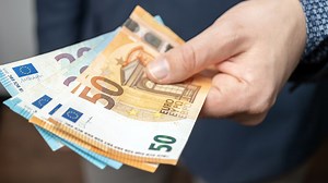 Odmena 800 eur. Ktorí ľudia ju dostanú zo zákona v roku 2025 od zamestnávateľa? A kto bude mať o týždeň dovolenky navyše?