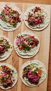 Avez-vous déjà goûté à des tacos au tempeh? 👀 C’est une belle façon de réduire sa consommation de viande sans trop bousculer ses habitudes! Je vous montre comment faire sur YouTube 🙌 : https://youtu.be/CJ7n-9J72YU Avec le tempeh de Tempehine, c’est un repas protéiné qui fait changement! 🤩 Pour la recette complète, c'est par ici : https://genevieveogleman.ca/mes-recettes/tacos-de-tempeh/ Geneviève xx #partenariat #tacos #tempeh #youtube #foodie #recette #cuisiner #nutrition #inspiration #recet