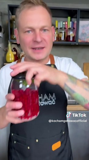 Dzisiaj Nalewka z Czerwonej Porzeczki! Pochwalcie się swoimi nalewkami w komentarzu, jestem ciekaw Waszych pomysłów :D Więcej przepisów na pyszne domowe nalewki znajdziecie w mojej książki, link znajdziecie w BIO #nalewka #kochamgotowac #kochamnalewki❤ #porzeczka #czerwonaporzeczka #smakówa #przetwory #naleweczka