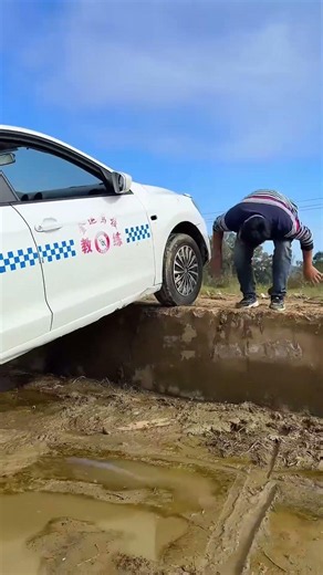 A Series Of Actions As Fierce As A Tiger, But The Experienced Driver Crashed #automobile
