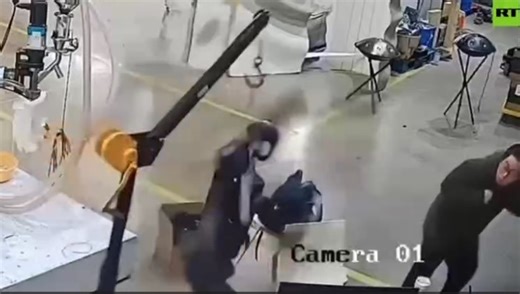 VÍDEO: robô humanoide ataca programadores e tenta se libertar de amarras