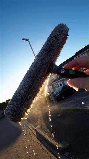Scott on Instagram: "🫧 Another very cold start 🥶 🧽 @windowz.it #toptools for 🔝 #windowcleaners #dirty #windowclean #windowcleaning #windowcleaner #shiny #clean #squeegee #satisfying #satisfyingvideos #satisfaction #tradlife"