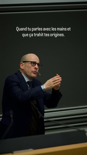 Quand tu parles avec les mains et que ça trahit tes origines italiennes. Les photographies de la conférence La quantique au coin de la rue sont sorties et les souvenirs affluent. Quel pur bonheur. Mille mercis au Quantum Club, à son Président Eliot Donnadieu et au super photographe Théo Moretti. Salukes #science #physique #profbucella #lasciencepeuttout @quantum.club.unige @eliot.donnadieu | Professeur Fabrizio Bucella