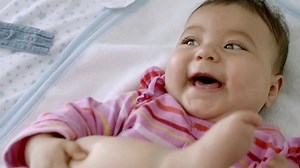Pampers Swaddlers TV Spot, 'Tus Primeras Veces'