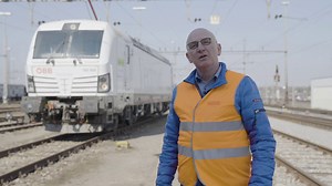 Great news from Switzerland 🇨🇭: We signed the #locomotive and service contract for 20 multisystem MS #Vectron locomotives with SüdLeasing GmbH for SBB Cargo International. With the XLoad option, the Vectron loco will be able to pull more #freight in single traction through the North-South Corridor across the Swiss Alps 🚄🏔 - enormous added value for our customers! Learn more: https://sie.ag/3RaoTba #trustedpartner | Siemens Mobility