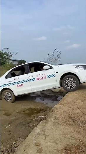 Parked And Fell Into The Road, All Four Wheels Started At The Same Time #automobile