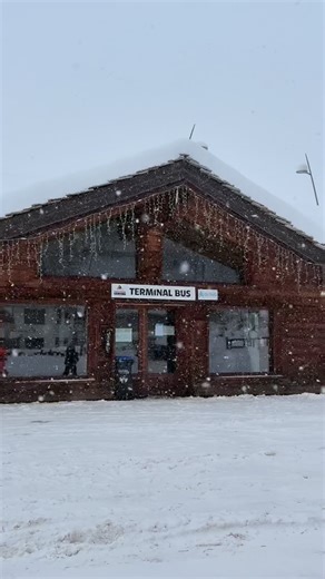 meteo_vda on Instagram: "❄️📹 Live da Cervinia, 2000 m: qui con correnti da nord-ovest si fa veramente il pieno, continua a nevicare fitto, si va per i 30 cm di giornata e 70 totali da ieri 📸 @m_a_t_t_e_o_melly"