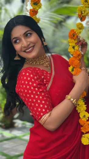 Raksha Raj on Instagram: "നിന്നിലെ ഞാൻ ❤️ . MUAH : @ayarin_bridal_makeup_studio Jewellery : @iowafashion_ Outfit : @devanshi_designer_boutique Capture : @the.abyysss"