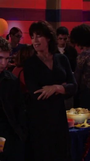 Paul tries to embarrass Kerry | 8 Simple Rules S1 Ep5